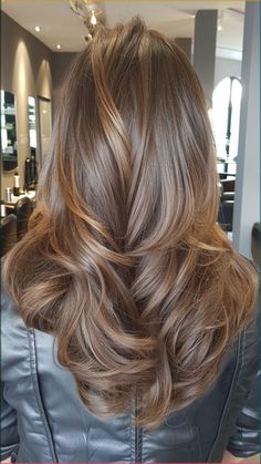 Get ready to fall in love with the hottest hair color trend of 2024: caramel balayage. This stunning technique seamlessly blends warm, rich caramel tones with your natural hair color, creating a look that’s both Brunette Blowout, Highlights Hairstyles, Long Hair Highlights, Rambut Brunette, Balayage Hairstyles, Brown Hair Inspo, Fall Hair Cuts, Caramel Balayage, Natural Gray Hair