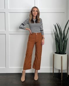 What Shoes Should You Wear With Wide Leg Pants? - Merrick's Art Wide Leg Cropped Pants Outfit, Cropped Wide Leg Pants Outfit, Wide Leg Pants Outfit Work, Wide Leg Pants Winter, Cropped Pants Outfit, Wide Leg Trousers Outfit, Pants Outfit Work, Fall Bottoms