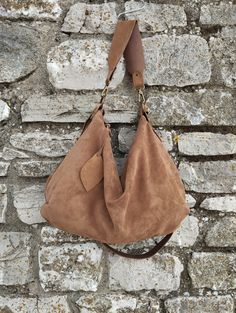 Features : - tan suede, - Tan suede strap, - Zipped bag, - Unlined, - Inside cotton zipped pocket, - Leaf-shaped leather label. Size: - Height 12 inch, - Lenght (opening of the zip)14 inch, - Length max 17 inch, - Depth 3 inch, - Shoulder belt is adjustable 24/47 inch. Buy the leather tassel to embellish your bag: https://www.etsy.com/it/listing/1277946623/nappina-portachiavi-in-pelle-marrone? Handmade soft tan suede hobo bag. The bag is closed with a metallic zip.  Inside is unlined and there i Chic Suede Hobo Bag With Soft Leather, Chic Suede Hobo Bag With Suede Lining, Everyday Suede Hobo Bag, Chic Soft Suede Hobo Bag, Chic Suede Hobo Bag With Adjustable Strap, Suede Hobo Bag With Leather Handles, Suede Soft Leather Hobo Bag, Suede Soft Leather Hobo Shoulder Bag, Soft Leather Suede Hobo Bag