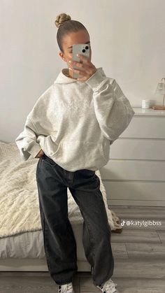 Christy Hoodie Outfit, Hijab Hoodie Outfit, Cold Outfits For School, Cutesy Outfit, Winter Board, Hoodie Outfits, 6th Form, Cute Streetwear, Womens Outfits