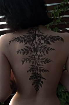 tattoo Back Tattoo Botanical, Fern Neck Tattoo, Fern Spine Tattoo, Fern Back Tattoo, Plant Back Tattoo, Nature Back Tattoo, Dark Nature Tattoo, Earthy Tattoos, Fern Tattoo