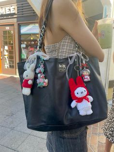 #coach #janebirkinstyle #miffy #pekochan #crochet #coquette #ribbon #trinkets #charms Black Bag With Charms, Tote Bag With Keychain, Chunky Bag Outfit, Designer Bag Charms, Purse With Charms Aesthetic, Coach Bags With Charms, Tote Bag With Charms, Cute Bag Accessories, Handbag Decoration Ideas