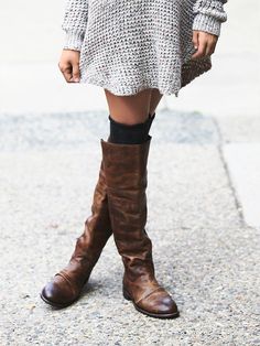 Grey Knit dress, knee socks + boots. Bohol, Mode Inspo, Winter Mode, Fall Winter Outfits, Brown Boots, Winter Style