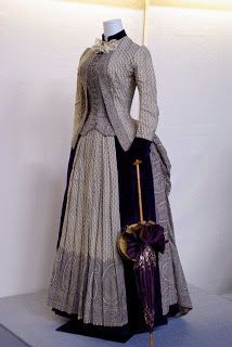 Victorian version of a Polonaise Carraco? Historical Costuming, 1880s Fashion, Bustle Dress, Victorian Costume, Antique Dress