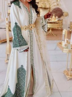 Royal luxury Moroccan kaftan. high quality embroidered in tarz fassi and pearls hand-sewn ideal for the wedding day or henna Moroccan Caftan Wedding, Kaftan Wedding, African Dresses Modern