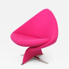 the pink chair is sitting in front of a white background and it has a metal base