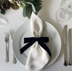 Black velvet bow and white linen napkins White Party Decorations, White Linen Napkins, Black Velvet Bow, Velvet Bows, Birthday Dinner Party, White Napkins