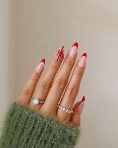 Sophisticated and festive, these nails feature sleek red French tips paired with a single accent nail designed as a wrapped gift. The delicate red bow on a nude base adds a chic and playful element to the overall look. This manicure is perfect for anyone looking to combine elegance with the joy of Christmas gift-giving. Fake Nails With Glue, Christmas Nail, Artificial Nails, Cute Nail