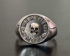 Memento Mori Ring, 925 Sterling Silber, Schädel Ring, Memento Mori Schmuck, Herren schwerer Biker Ring, Halloween Geschenk Papa, Thanksgiving Geschenke Männer Metalloberfläche - Hochpoliertes Silber Metallreinheit - 92,5% Sterling Silber Gestempelt - 925 Stempel auf der Ringschiene Ringgröße - Alle Größen verfügbar (Für individuelle Ringgröße kontaktieren Sie bitte) Ring-Stil -Memento Mori Ring Ihr Feedback ist sehr Wichtig für uns, so lassen Sie positives Feedback. Wenn Sie ein Problem haben od Momento Mori Jewelry, Memento Mori Jewelry, Memento Mori Ring, Gifts Men, Silver Skull Ring, Biker Rings, Skull Ring, Memento Mori, Thanksgiving Gifts