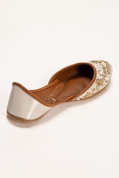 Modern and stylish khussa for teens & women. Color : White Country of Origin : Pakistan Meenakari Flats, Festive Slip-on Flats For Spring, Spring Festive Slip-on Flats, Festive Spring Slip-on Flats, Meenakari Closed Toe Flats, Meenakari Flats With Round Toe, White Gota Work Flats, Festive White Flats, Modest Outfits