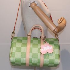 Brand: Louis Vuitton Model: Speedy Bandoulière 35 Color: Green Material: Canvas Inclusions: Dust Bag / Item Box / Shoulder Strap / Charm Dimensions: W35cm x H20cm x D16cm / Shoulder Drop:40 - 52cm Shoulder Drop 40 - 52cm Serial number: E0:16:3C:01:57:3F:52:EF Country of origin: France Condition: AB - good condition. The Louis Vuitton Speedy Bandoulière 35 in vibrant green Damier Color Canvas exemplifies the brand’s renowned French craftsmanship and stylish design. This elegant handbag combines l Louis Vuitton Speedy Bandouliere, Elegant Handbag, Speedy Bandouliere, Fendi Shoes, Canvas Handbags, Green Material, Vibrant Green, Louis Vuitton Speedy, Chanel Bag