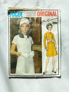 Vogue Paris Original 2040; ca. 1968; Molyneux - Misses' One-Piece Dress. Semi-fitted A-line dress with front and back seaming, has buttoned tab at neckline. Full length or short kimono sleeves with gussets. Top-stitch trim. Optional purchased scarf and belt. Featured in Vogue Pattern Fashion News December 1968 Size 14 Bust 36 Waist 27 Hip 38 Envelope is in very good vintage condition with some wear. There is very slight wear by the top flap and corners.  Pattern is cut and complete with instruct 1960s Vogue, Mod Dress 60s, Women's Sewing Pattern, Paris Vintage, Vogue Sewing, Vogue Sewing Patterns, Vogue Pattern, Vogue Patterns, Couture Vintage