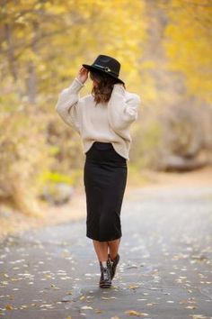 Business Casual Boho Outfits, Tznius Fashion Winter, Elegant Feminine Style Work Outfits, Aline Skirt Outfit Winter, Black Skirt With Black Tights, 30s Women Outfits, Shoes For Pencil Skirt, Styling A Long Black Skirt, Fitted Midi Skirt Outfit