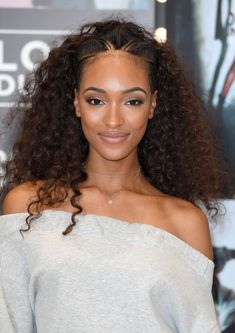 Jourdan Dunn Does anybody else love Jourdan Dunn with a full on afro as much as we do? Working her natural curls with three cornrows, Jourdan shows braids aren't just for updos. Crochet Braids Hairstyles Curls, Trending Hair, Plaits Hairstyles, Fulani Braids, Crochet Braid