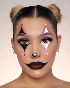 2022 Halloween Makeup, Game Halloween Costumes, Halloween Makeup Terror, Halloween Makeup Looks Easy, Easy Clown Makeup, Easy Halloween Face Painting, Best Halloween Makeup, Clown Face Paint, Beautiful Halloween Makeup