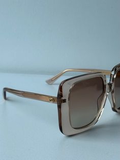 Dale un toque de lujo a tu look con las gafas de sol cuadradas extragrandes Gucci GG1314S. Elaboradas con lentes espejados color champán, estas gafas de sol ofrecen un llamativo marco de color rosa champán con detalles dorados, lo que las convierte en un accesorio ideal para una fashionista. El diseño liviano garantiza la máxima comodidad y estilo, perfecto para un día soleado. 




 Gafas de sol Gucci GG1314S 005.

 Forma cuadrada de gran tamaño.
 Protección 100% UVA y UVB.
 Tamaño de ojos de 55 mm. Tamaño del puente de 19 mm. Tamaño de patillas de 140 mm.
 Hecho en Italia.
 Viene con un estuche rígido de terciopelo en tonos joya de Gucci, una bolsa de satén, un paño de limpieza y tarjetas.
 100% auténtico y sin uso. Luxury Gold Cat Eye Sunglasses For Party, Designer Shield Sunglasses With Mirrored Lenses For Summer, Designer Sunglasses For Summer Beach, Designer Sunglasses For Beach In Summer, Chic Tinted Sunglasses For Pool, Designer Summer Beach Sunglasses, Gucci Sunglasses With Mirrored Lenses For Evening, Trendy Gucci Square Frame Cat Eye Sunglasses, Trendy Gucci Sunglasses With Mirrored Lenses