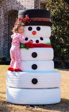 Outside Christmas Decorations Ideas Yard, Christmas Outside Decorations Yards, Halloween Tire Decorations, Hay Bale Snowman, Christmas Inflatables Outdoor Ideas, Snowman Tires, Tire Christmas Decorations, Christmas Driveway Decorations, Tire Snowman