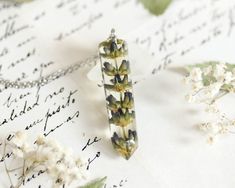 Embrace the calming beauty of lavender with this elegant preserved lavender necklace, featuring real wildflowers 🌸 delicately preserved in resin. This long bar necklace captures the essence of nature, making it a perfect accessory for bridesmaids or anyone who loves natural, timeless jewelry. This dried flower necklace is ideal for weddings, special occasions, or simply as a unique piece of terrarium jewelry that adds a touch of nature to any outfit. Whether you're looking for a thoughtful gift Delicate Lavender Necklace For Gift, Terrarium Unique, Lavender Pendant Necklace For Gifts, Lavender Jewelry With Pressed Flowers For Gifts, Purple Flower Shaped Necklace With Pressed Flowers, Dried Flower Necklace, Lavender Necklace, Terrarium Jewelry, Terrarium Necklace