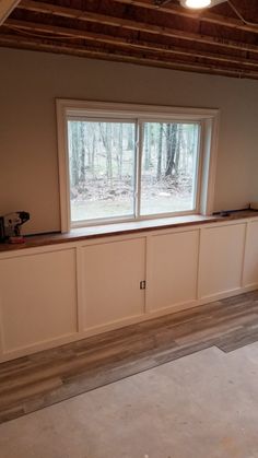 an empty room with two windows and no curtains on the window sill in front of it