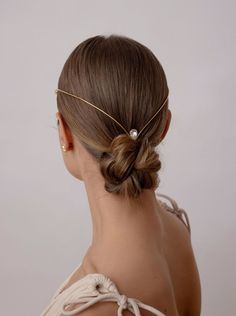 Experience elegance and chic with our collection of hair circlets. These subtle accessories encircle your head with elegance, adding a touch of refinement to any look. Crafted with meticulous attention to detail, our circlets exude understated beauty, combining sleek design with clean charm. Embrace the timeless allure of these gracefully curved hairpieces, seamlessly uplifting your style. Celebrate understated elegance with our chic circlets. 🌹💎 Hair Charm, Hair Charms, Bridal Handbags, Crystal Hair Accessories, Bridesmaid Hair Accessories, Hair Jewels, Bride Hair Accessories, Headpiece Wedding, Pearl Hair