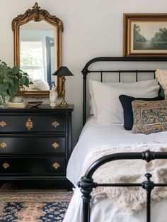 Full Bedroom Decor Ideas, Black And White Bedroom Vintage, Black Bedroom Furniture Boho, Vintage Bedroom Minimalist, Black And White French Country Bedroom, 1920s Inspired Bedroom, Black Cottage Bedroom, Black Wooden Furniture Bedroom, Black Bed Bedroom Ideas Inspiration