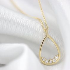 Dainty and unique Diamond necklace Set with five sparkling 1.5 mm Diamonds VS-E 0.075 ctw inside a pear shaped gold pendant.Handmade by an inspired jewelry artist team with decades of experience in the craft of jewelry making.Each gemstone, each diamond is carefully picked.Using only the finest raw materials and the highest industry standard in manufacturing, design and finish.A beautiful vintage inspired piece handmade just for you.All ring sizes available, if you cannot find your ring size in Unique Diamond Necklace, Ombre Rings, Gold Necklace Dainty, Sapphire Eternity Ring, Jewelry Artist, Diamond Necklace Set, Necklace Diamond, Gold Diamond Necklace, 14k Gold Necklace