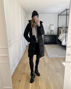 Long Black Puffer Coat Outfit, Black Puffer Coat Outfit, Beanie Winter Outfit, Long Black Puffer Jacket, Black Outfit For Women, Long Puffer Jacket Outfit, Parka Outfit Winter, Scarf Chanel, Black Puffer Jacket Outfit