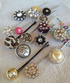 there are many pins and brooches on the table