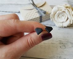 "These beautiful black diamond shaped stud earrings are a must-have. You can wear these minimalist earrings to complete your everyday look. Add some minimal clean look with these earrings. They can also be a great gift as they are presented on a beautiful earrings card that says \"Keep it simple\". ＡＶＡＩＬＡＢＬＥ ＩＮ ４５ ＣＯＬＯＲＳ Follow this link: ⇨ https://www.etsy.com/listing/727209107 ➤LISTING INCLUDES: ➣ One pair of stud earrings ➣ Color: Black ➣ SIZE: 10 mm (3/8 inch.) ➤MATERIAL: ☑ Surgical steel OR Minimalist Black Earrings For Gift, Minimalist Black Earrings As Gift, Black Stud Earrings, Titanium Earrings, Black Stud, Tiny Studs, Earrings Geometric, Tiny Stud Earrings, Tiny Diamond