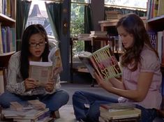 rory gilmore and lane kim | gilmore girls | season 7 Rory And Lane, Gilmore Girls Season 7, Rory Gilmore Books, Gilmore Girls Lane, Lane Kim, Hollow Book, Style Bundle, I Love Cinema, Stars Hollow