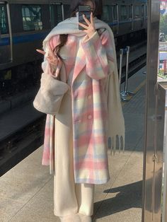 Long Pink Coat, Korean Fashion Office, Pink Winter Coat, Winter Mode Outfits, Woolen Coat Woman, Modest Outfit, Uni Outfits, Long Coats, Women Overcoat