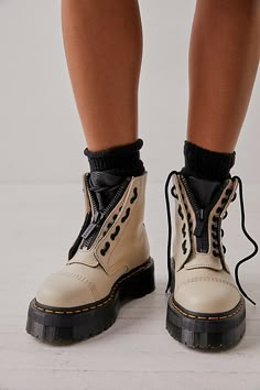 Sincerly Jules Boots, How To Style Wedges, Dr Martens Sinclair, Dr Martens Outfit, Mode Shoes, Shoes Design, Military Inspired, Doc Martens, Wedge Boots