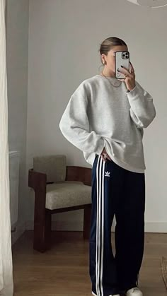 Adidas Aesthetic Outfit, Disabled Models, Olivia Dunne, Fashion Evolution, Athleisure Summer, Fashion Athleisure, Coachella Outfits, Minimal Wardrobe, Joggers Outfit