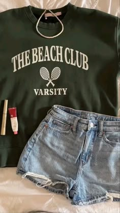 Green Outfit For School, Summer School Outfits Aesthetic, Teen Girl Outfits Aesthetic, How To Style Green Shorts, Summer Clothing Aesthetic, Summer School Fits, Beachy Aesthetic Outfits, Fashion Fails