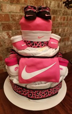 the cake is made to look like it has pink and white leopard print on it