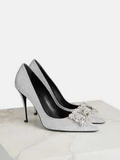 Roger Vivier Heels, Elegant Shoes Heels, Beautiful Bridal Dresses, Womens Pumps, Style Formal, Elegant Shoes