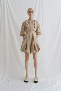 Give your look a little chic and sophistication with this tunic linen dress. The crew neckline, lantern sleeves, bubble skirt, and mid thigh length will take you from desk to dinner party without skipping a beat. Sunny Dress, Fluffy Skirt, Bubble Dress, Bubble Skirt, Japanese Cotton, Summer Blouses, Dress 16, Lantern Sleeves, Linen Dress