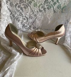 Elegant Open Toe Champagne Wedding Shoes, Elegant Open Toe Pink Wedding Shoes, Elegant Champagne Open Toe Wedding Shoes, Elegant Rose Gold Open Toe Heels, Rose Gold Open Toe Heels For Wedding, Elegant Rose Gold Heels With Round Toe, 1920s Heels, Gold Heels Wedding, Gold Prom Shoes