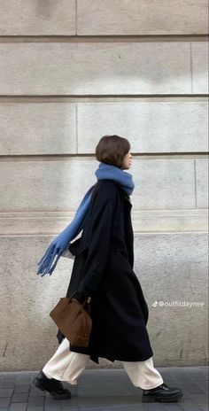 Estilo Hippy, Japan Outfit, Cold Outfits, Blue Scarf, Winter Fits, Coat Outfits, Mode Inspo, 가을 패션, Looks Style