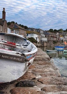 there are many boats that are docked in the water at this dock and some buildings