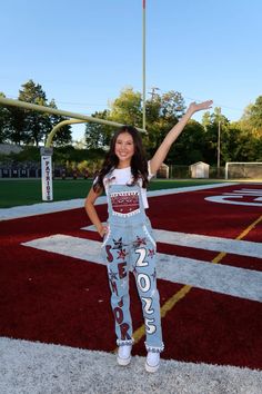 senior jeans inspo, senior overalls, senior overalls inspo, senior year, senior jeans poses, senior jeans ideas, senior year inspo Painted Senior Overalls, Senior Jeans Ideas, Jeans Poses, Homecoming Overalls