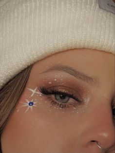 Snowy Eye Makeup, Snow Inspired Makeup, Snowflake Makeup Simple, Frost Makeup Look, Christmas Party Eye Makeup, Sky Face Paint, Yeti Makeup, White Christmas Makeup, Subtle Christmas Makeup