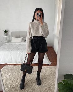 Leder Shorts Outfit, Leather Shorts Outfit, Lederhosen Outfit, Black Leather Shorts, Stylish Sweaters, Causual Outfits