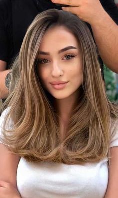 Feast your eyes on this light chestnut hair! This light chestnut brown is a great option. This brunette hair with lighter tips is well suited to... Layer Oval, Chestnut Hair, Brown Hair Looks, Gorgeous Hair Color, Long Face, Hair Color Light Brown, Light Hair Color