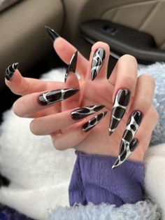 ❤️ Minimal Goth Nails, Nail Inspiration Stiletto, Lines Acrylic Nails, Black Sharp Nails, Barbwire Nails, Heavy Metal Nails, Techno Nails, Bat Nails Art, Acrylic Nails Almond