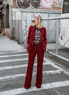 40 Maneiras de Usar Looks em Vermelho  O vermelho é a cor da vez! A várias tonalidades dessa cor intensa e vibrante combinam com todas as cores de pele e até mesmo podem compor looks vermelhos de todos os estilos. Separei então 40 looks com peças em vermelho mixando looks all red, looks com vermelho + jeans e looks com vermelho + p&b. Bora conferir? Suits Ideas, Expensive Fashion, Look Office, Office Outfit, Red Suit, Winter Vibes, Rocker Style, Elegante Casual, Pants Suit