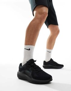 Skor, Boots & Träningsskor från Nike Running Sätt högsta fart direkt Låg design Stängs med snörning Vadderad mudd Klassiskt Nike-logga Mellansula i skummaterial med Air-dämpning Tålig yttersula i gummi Greppvänlig undersida Fashion Basics, Nike Branding, Basket Noir, Flip Flop Boots, Baskets Adidas, Trainer Heels, Running Trainers, Wide Jeans, White Trainers