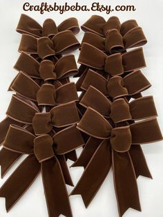 a bunch of brown bows on top of each other