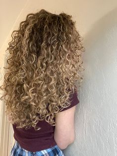 embrace the curlspeople Curly Bleached Hair Natural Curls, Reverse Balayage Curly Hair, Curly Balayage Hair Blonde, Natural Brown Curly Hair, Warm Blonde Curly Hair, Beige Curly Hair, Curly Brown Hair With Blonde Highlights, Natural Blonde Curly Hair, Brown Hair With Highlights Curly