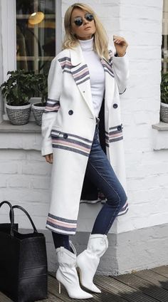 #Winter#WinterOutfits#Fashion2024#SeasonalFashion#WinterTrends#StyleTips#ColdWeatherOutfits#Skirts#Layering#MidiSkirtsIdeas#OutFitIdeas#WinterFashion#WinterOutfitsAesthetic#WinterOutfitsKorean#WinterOutfitsForWomen#ChristmasOutfit Gitta Banko, Outfit Botas, White Boots, Fall Fashion Outfits, Coat Fashion, Stylish Girl, Look Fashion, Coats For Women